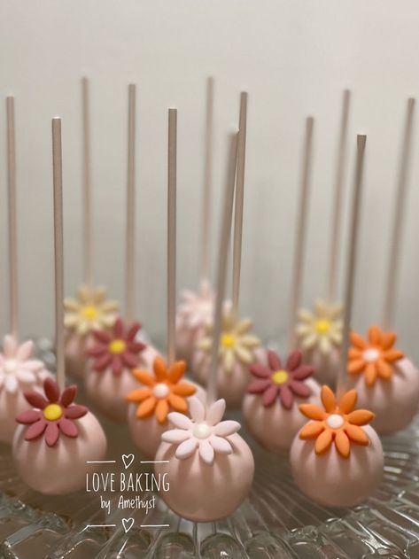 Daisy Themed Cake, Baby Cake Pops, Themed Cake Pops, Hippie Birthday Party, 70s Theme Party, Birthday Sleepover Ideas, 2nd Birthday Party For Girl, Boho Birthday Party, Hippie Birthday