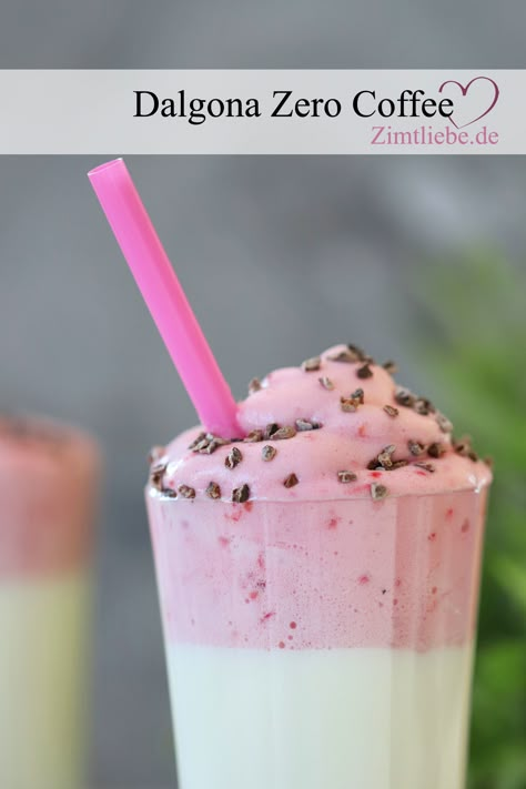 Dolgano Coffee - Das Trendgetränk 2020 ist lecker und einfach herzustellen. Doch wer den standfesten Schaum ohne Koffein genießen will, findet hier ein schnelles Rezept. Nicht nur für Kinder! Homer Simpson, Kids Trend, Milkshakes, Lily Rose, Sweet Desserts, Pina Colada, Clean Eating Snacks, Quick Recipes, Clean Eating Recipes