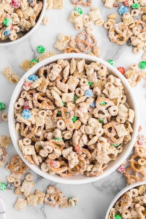 White Chocolate Chex Mix - Delicious and Easy Snack Mix White Chocolate Chex Mix Snack, White Chocolate Cereal Snack, White Chocolate Chex Mix Recipes, Chex Dessert, Chocolate Cereal Treats, Chocolate Chex Mix Recipes, Christmas White Chocolate, White Chocolate Snack Mix, Chex Mix Recipes Sweet