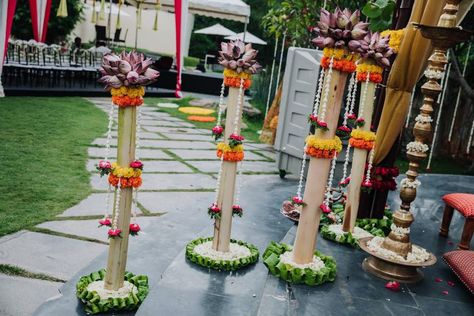 Mandap - side decor Sunderkand Path Decoration, Kerala Decor, Onam Decor, Pooja Backdrop, Flower Garland Diy, Home Flower Decor, Flower Garland Wedding, Diwali Decorations At Home, Housewarming Decorations