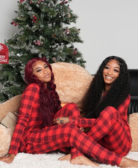 @ positiveidaa | @ theonlyneica on ig Photoshoot Ideas For Best Friends Black Christmas, Best Friend Pictures Christmas, Christmas Photoshoot Best Friends Black, Christmas Photoshoot Ideas Friends, Bestie Christmas Photoshoot, Best Friend Christmas Photoshoot, Bestie Holiday, Baddie Christmas, Girlfriends Photoshoot