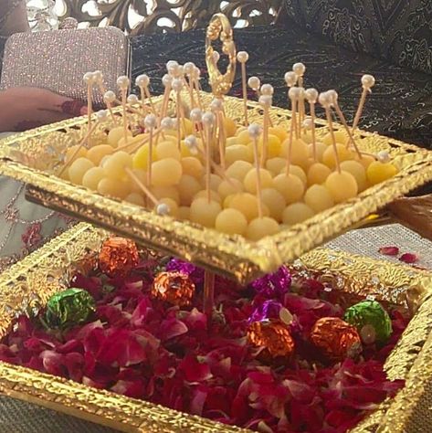 Mahndi Plates Ideas, Methai Decor For Engagement, Sweets Plate Decoration For Engagement, Mithai Decoration Ideas, Qabool Hai Props For Sweets, Haldi Table Decoration, Pakistani Baat Pakki Decor, Mehndi Tray Decoration Ideas, Mehendi Plate Decoration Ideas