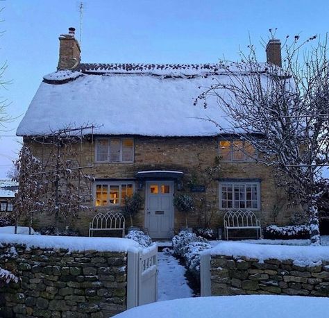 Cotswold Cottage, Christmas In England, Countryside Cottage, Cottage Aesthetic, Winter Cottage, Cottage Exterior, Cottage Interior, Country Interior, Beautiful Cottages