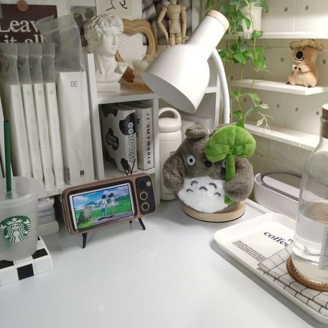 Studio Ghibli Office Decor, Green Anime Room, Study Desk Decor, Desk Inspo, White Desk, Dekorasi Kamar Tidur, Study Room Decor, Desk Ideas, Room Deco