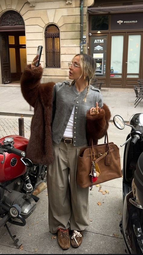 sofia coelho via instagram 🧸🍂 Oversized Leather Vest Outfit, Blazer Over Hoodie, Winter Outfit New York, Copenhagen Street Style Winter, Sofia Aesthetic, French Winter Fashion, London Outfit Ideas, Sofia Coelho, Winter Sneakers Outfit