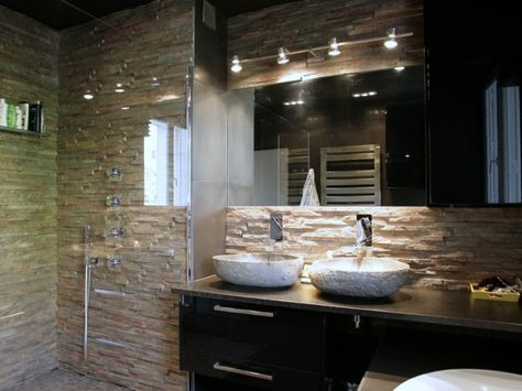 Salle de bain avec mur en pierre naturelle Crazy Bathroom Ideas, Crazy Bathrooms, Guest Bathroom Design, Modern Luxury Bathroom, Natural Stone Wall, Stone Bathroom, Ceramic Design, Bath Design, Guest Bathroom