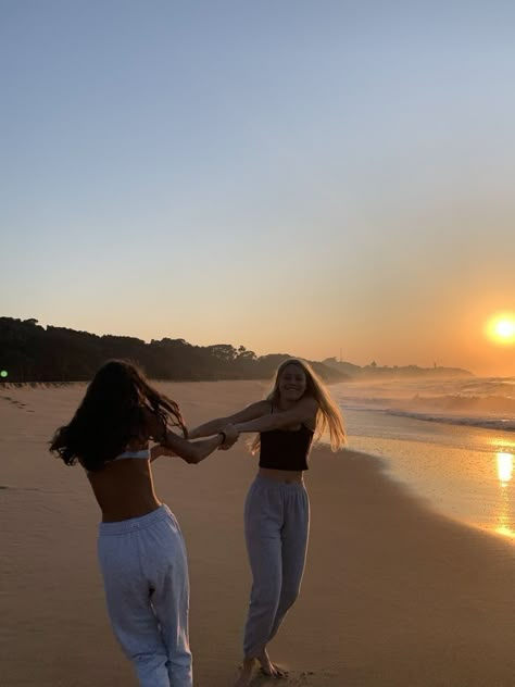 Beach Foto, Foto Best Friend, Hairstyle Girl, Photos Bff, Beach Instagram Pictures, Summer Picture Poses, Best Friend Poses, 사진 촬영 포즈, Photos To Recreate