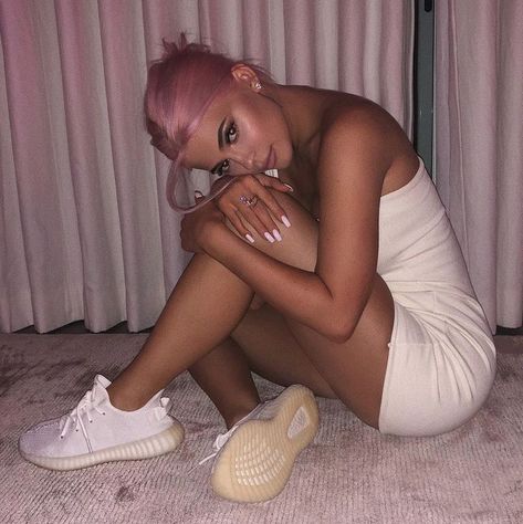 There are 24 Images of Hair Colors which Recomment by Celebrity Star Kylie jenner. So tell What Color You Most like to add to Your Hair.Comment Down Bellow Follow Kylie On- https://www.instagram.com/kyliejenner Rainbow Hairstyles, Fantasy Hair Color, Hair Color Guide, Color Guide, King Kylie, Fantasy Hair, Manic Panic, Hair Colors, Pink Hair