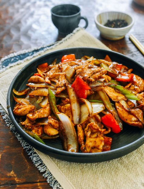 Black Pepper Chicken - The Woks of Life Black Pepper Chicken, Recipes With Chicken And Peppers, Wok Of Life, Woks Of Life, The Woks Of Life, Asian Stir Fry, Brown Sauce, Easy Chinese Recipes, Pepper Chicken