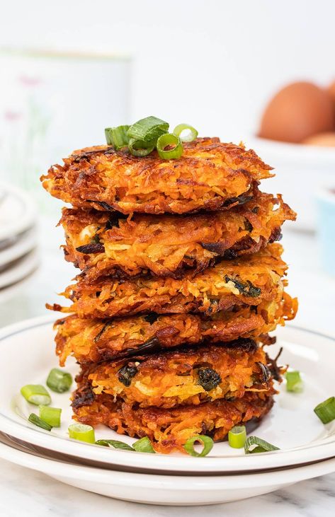 A super easy and incredibly moreish addition to your breakfast, these hash browns are made with both sweet potato and white potato to ensure they're perfectly crispy! #glutenfree #breakfastrecipe #sweetpotatorecipe #hashbrowns #glutenfreebreakfast #dairyfreebreakfast Potato Hashbrown Recipes, Sweet Potato Hashbrowns, Sweet Potato Hash Browns, Baked Beans With Bacon, Crispy Sweet Potato, Gluten Free Sides, Bacon On The Grill, Hashbrown Recipes, Dairy Free Breakfasts