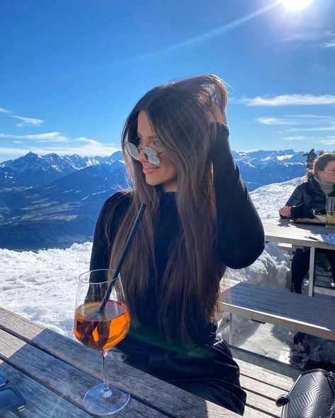 Snow Photoshoot Instagram, Ski Photoshoot Ideas, Colorado Picture Ideas Winter, Ski Trip Photo Ideas, Ski Aesthetic Girl, Cute Ski Pictures, Ski Pictures Instagram, Skiing Instagram Pictures, Ski Photo Ideas