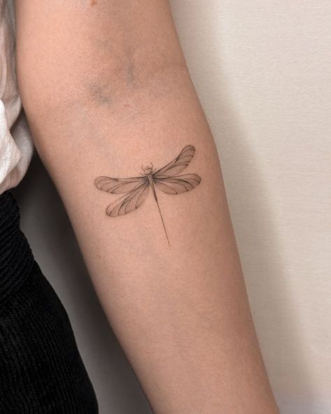 Dainty Dragonfly Tattoo, Tattoo Upper Arm, Tattoo Baby, Dragonfly Tattoo Design, Sticker Tattoo, Writing Tattoos, Tattoos Inspiration, Dragonfly Tattoo, Jewelry Tattoo