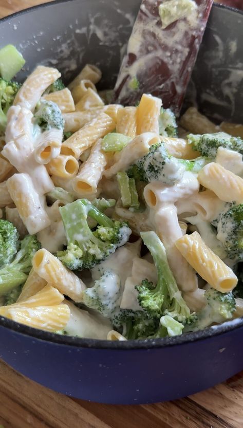 creamy cottage cheese broccoli pasta - Grace Elkus Grace Elkus, Cheese And Broccoli Pasta, Creamy Broccoli Pasta, Protein Noodles, Cottage Cheese Pasta, Broccoli Pasta Bake, Cheese Broccoli, Cheese Crust Pizza, Creamy Broccoli