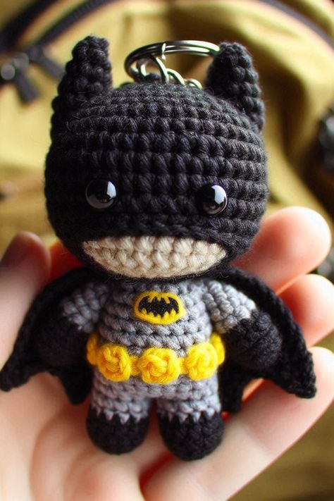 Create your own crochet Dark Knight keychain with this easy-to-follow tutorial. A perfect accessory for superhero fans and crochet lovers! Batman Crochet Keychain, Crochet Batman Keychain, Batman Amigurumi Free Pattern, Crochet Batman Free Pattern, Batman Crochet Pattern Free, Crochet Keychain For Boys, Crochet Boyfriend Gift, Batman Crochet Pattern, Crochet Keychain Pattern Free