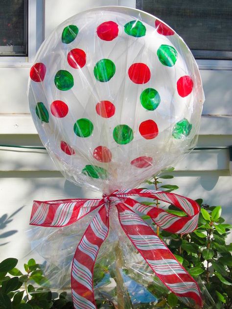 27 Christmas Hacks that will make your life easier during the holidays on iheartanptime.com Christmas Decorating Hacks, Christmas Lollipops, Holiday Diy Projects, Christmas Hacks, Candy Decorations, Diy Outdoor Decor, Christmas Parade, Christmas Decorations Diy Outdoor, Christmas Yard