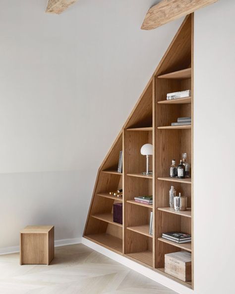 Oak Bookshelves, Bedroom Built Ins, Bookshelf Lighting, Floating Bookshelf, Chic Interior Design, Oak Side Table, Oak Shelves, Island House, Wood Bookcase