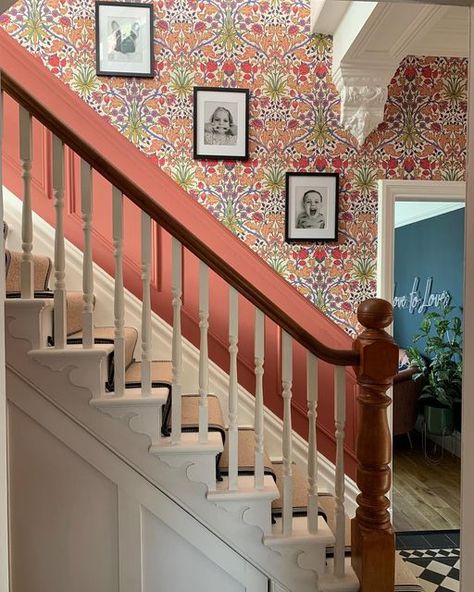 Enclosed Stairs Decor, Wallpaper Hallway Stairs, Panelling Staircase, Bright Staircase, Narrow Staircase Ideas, Floral Hallway, Stair Panelling, Wallpaper Staircase, Hallways Ideas