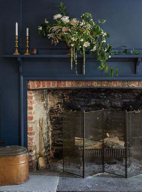 Navy paint and exposed brick -- beautiful. 10 Historic Homes for Modern Creative Families Best Blue Paint Colors, Vibeke Design, Small Fireplace, Casa Vintage, Blue Paint Colors, Dark Walls, Dark Interiors, Style Deco, Fireplace Makeover