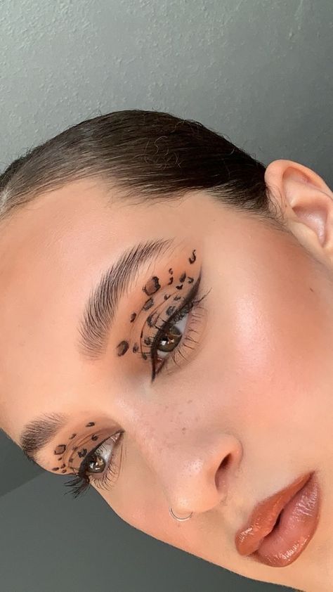 Makeup Cheetah, Cheetah Makeup, Tiger Makeup, Teknik Makeup, Leopard Makeup, Animal Makeup, Makijaż Smokey Eye, Creative Makeup Looks, Makeup Videos