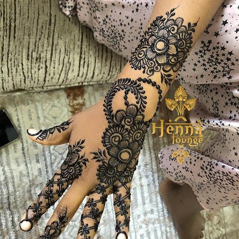 Long Easy Mehendi Designs, Somalia Henna Designs, Red And Black Henna Design, Black Henna Designs Somali, Red And Black Henna, Henna Designs Black, Black Henna Designs Simple, Somali Henna Designs, Henna Designs Somali