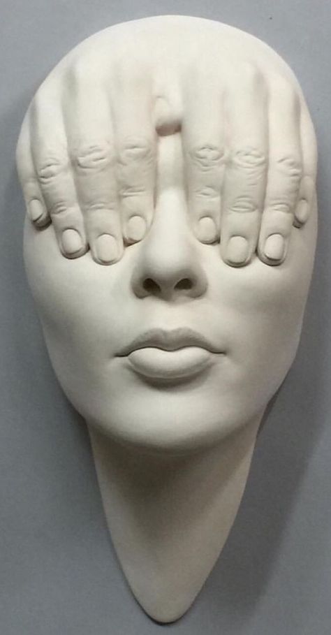 No hay m�ás ciego que el que no quiere ver. Johnson Tsang Johnson Tsang, Porcelain Sculpture, Antique Porcelain Dolls, Lucid Dream, Tanah Liat, Masks Art, Lucid Dreaming, Figurative Sculpture, Sculpture Clay