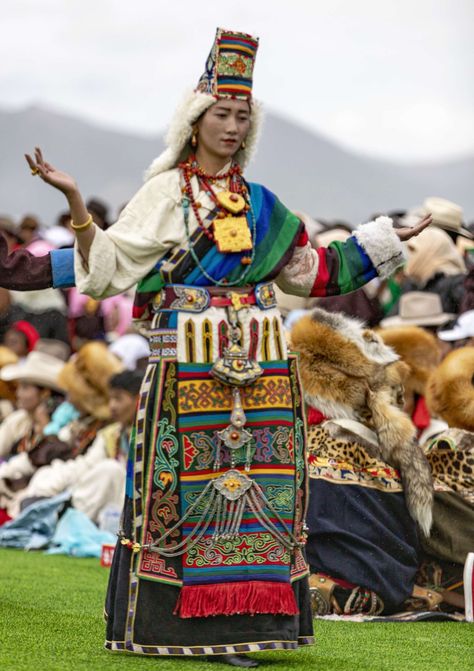 Tibet Culture, Buddhist Clothing, Tibetan Clothing, Boho Hippie Fashion, Tibetan People, Cultural Clothing, Fashion Collection Inspiration, Steve Mccurry, Hippie Fashion