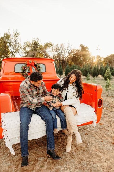 Christmas Photoshoot Truck, Christmas Truck Bed Photoshoot, Christmas Photos With Truck, Christmas Truck Photoshoot Family, Christmas Red Truck Photoshoot, Family Truck Photoshoot, Truck Christmas Photoshoot, Holiday Truck Photoshoot, Country Christmas Photoshoot