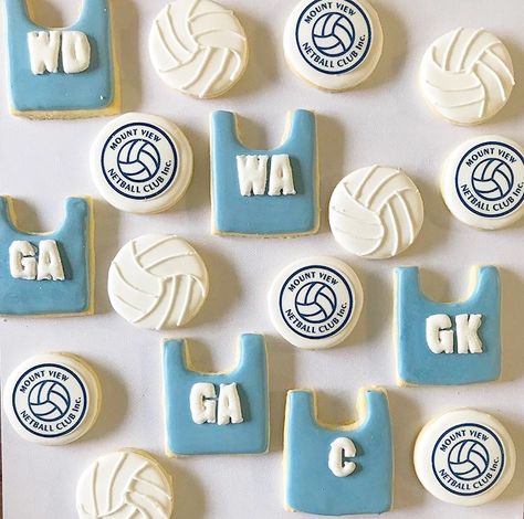 Netball cookies by Biscuits by Lauren. Netball cookie cutter available in store.  www.sayitwithsweetness.com.au Netball Tips, Netball Gifts, Netball Aesthetic, Netball Pictures, Netball Quotes, Netball Coach, Bored Jar, 10 Birthday Cake, Volleyball Tips