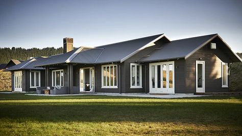 Grey Exterior House Colors, Gray House Exterior, Black Houses, Pintura Exterior, Black Barn, Grey Exterior, Design Blogs, White Windows, Casa Exterior