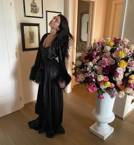 Black Silk Robe, Nelly Furtado, Morticia Addams, Silk Robe, Dua Lipa, Christina Aguilera, Looks Chic, Rich Girl, Black Silk