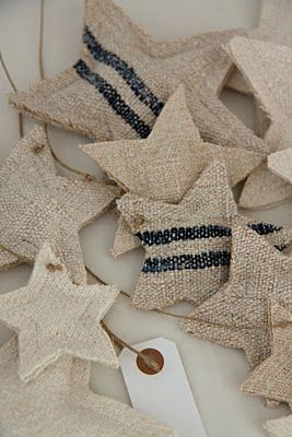 Burlap stars: I couldn't find these stars on the site, but decided to pin, because I think they would make great Handmade Christmas Ornaments if you think you could recreate them on your own. I believe I might give it a try! Burlap Ornaments, Burlap Crafts, Burlap Christmas, Navidad Diy, Primitive Crafts, Noel Christmas, Country Christmas, Christmas Inspiration, Rustic Christmas