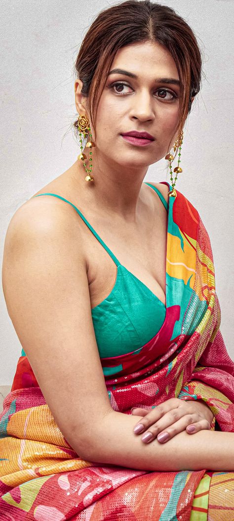 Shraddha Das, Rihanna Looks, Actress Pics, Indian Actress Hot Pics, Curvy Girl Fashion, Beautiful Smile Women, Indian Beauty Saree, Desi Beauty, Saree Blouse