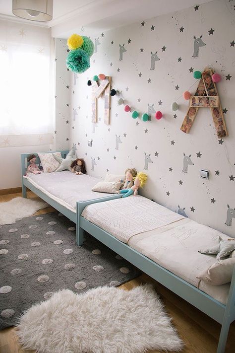 RoomRoomBebé: una habitación compartida para dos. Kids Rooms Shared, Shared Kids Room, Two Twin Beds, Small Bedroom Designs, Shared Bedroom, Twin Beds, Kids Room Inspiration, Shared Room, Shared Bedrooms