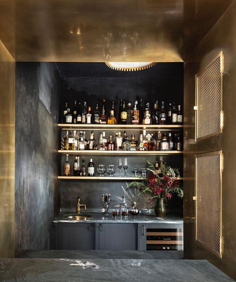 Marie Flanigan Interiors on Instagram: “When your home’s bar is this stunning, why would you go anywhere else? Cheers! 🥃🥃 // #MFIMoments #MarieFlaniganInteriors #TheBeautyofHome” Mirrored Backsplash, Wet Bar Cabinets, Wet Bar Sink, Wet Bar Designs, Marie Flanigan Interiors, Bar Nook, Marie Flanigan, Home Wet Bar, Gold Shelves