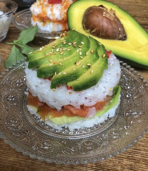 Mini sushi cake Mini Sushi, Sushi Cake, Packaging Ideas, Mini Cakes, Avocado Toast, Food Inspiration, Avocado, Toast, Favorite Recipes