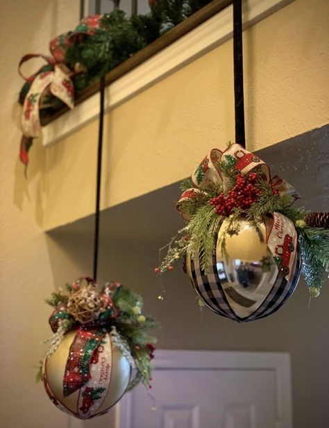 Christmas Decor Diy Cheap, Holiday Baubles, Large Christmas Ornaments, Christmas Decorations Centerpiece, Pretty Christmas Decorations, Christmas Props, Christmas Themes Decorations, Merry Christmas Decoration, Cool Christmas Trees