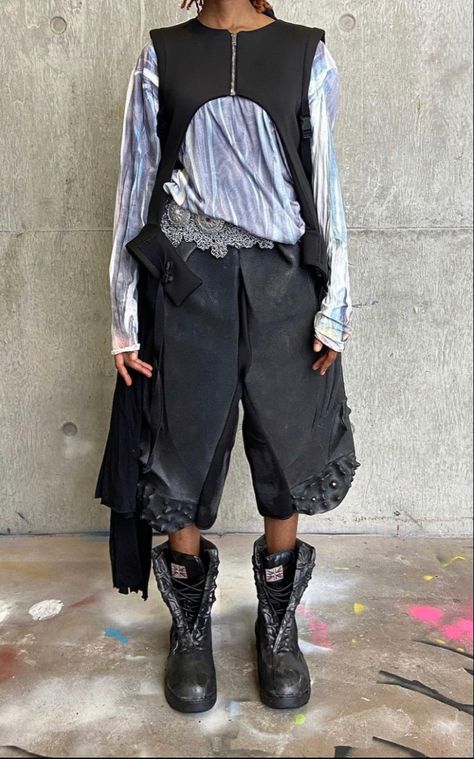 Uk Punk Fashion, Layered Fashion Street Style, Berlin Club Fashion, Post Punk Fashion, Archival Fashion, Industrial Fashion, Ropa Upcycling, Sick Clothes, Archive Fashion