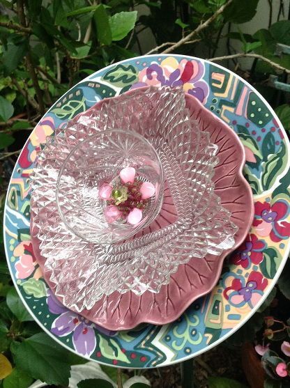 Teapot Garden, Plate Flowers Garden, Colorful Plates, Whimsy Flowers, Glassware Garden Art, Glassware Crafts, Mosaic Pots, Plate Flowers, Glass Plate Flowers