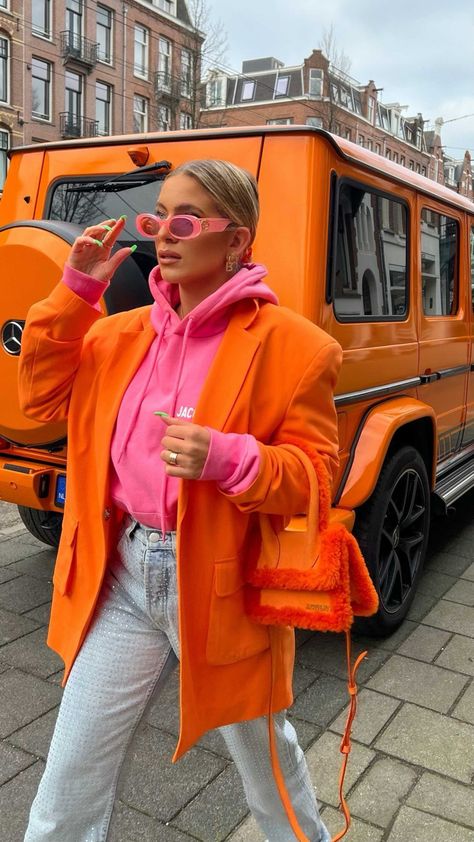 Ny Fw 2023 Street Style, Outfit Ideas Winter Colorful, Orange Autumn Outfit, Colorful Outfits Winter, Colorful Fall Outfits 2023, Color Winter Outfit, Winter Outfits Colorful, Pink Orange Outfit, Orange And Pink Outfit