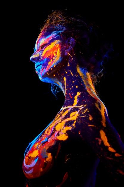 Uv Body Art, Glow In The Dark Body Painting, Black Light Photoshoot, Uv Photoshoot, Glowing Portrait, Uv Body Painting, Paint Photoshoot, Uv Photography, Ecstatic Dance