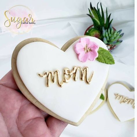 Mom cookies #sugarcreativebakery @sugarcreativebakery Cupcake Cookies Decorated, Mom Cookies, 100 Cupcakes, Iced Christmas Cookies, Crown Cookies, Chocolate Oreo Cake, Mothers Day Desserts, Deco Pastel, Chocolate Cake Designs