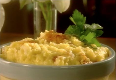 Baked Garlic Cheese Grits Baked Cheese Grits, Garlic Cheese Grits, Cheese Grits Recipe, Grits Casserole, Easter Food Appetizers, Smashed Potatoes Recipe, Paula Dean, Cheesy Grits, Paula Deen Recipes