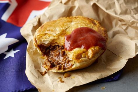 Aussie meat pies Meat Pie Recipe, Aussie Food, Fairy Bread, Mince Pie, Tasty Meat, Tim Tam, Pies Maker, Mince Recipes, Australian Food