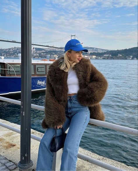 Cropped Fluffy Jacket Outfit, Short Brown Fur Coat Outfit, Casual Fur Coat Outfit, Cropped Fur Jacket Outfit, Brown Fuzzy Jacket Outfit, Beige Fur Coat Outfit, Short Fur Coat Outfit, Faux Fur Coat Street Style, Fur Jacket Outfits