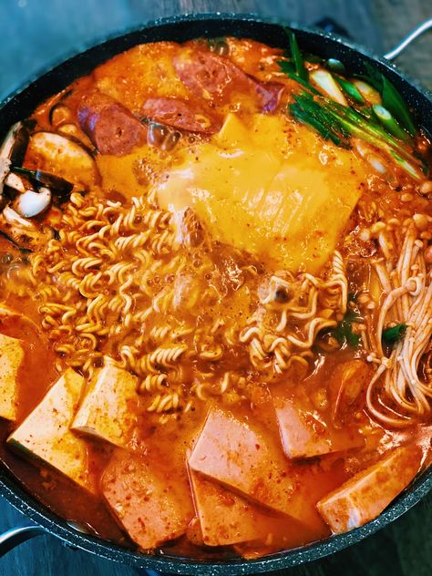 Budae Jiggae, Korean Food Recipes Easy, Korean Hotpot, Budae Jjigae Recipe, Korean Army Stew, Budae Jjigae, Korean Army, Tiffy Cooks, Food Korean