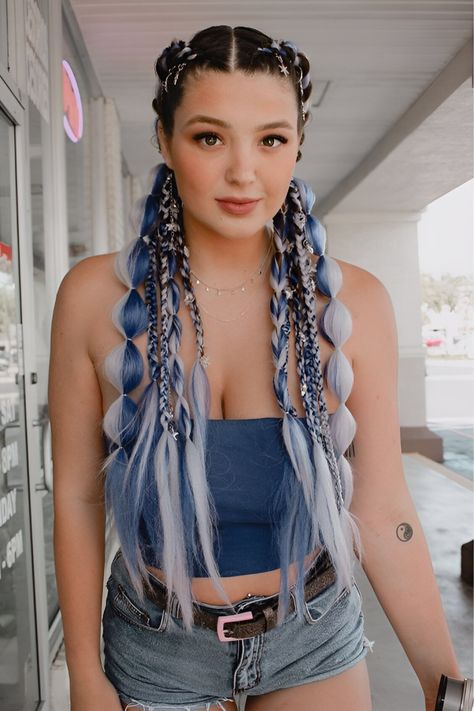 35 Colorful Festival Hairstyle To Lit Up Your Night Festival Ponytail Hairstyles, Festival Braided Hairstyles, Rave Braids Festival Hair Extensions, Braids With Glitter, Festival Braids With Color Extensions, Rock Concert Hairstyles, Festival Hair Extensions, Rave Hairstyles, Festival Braid