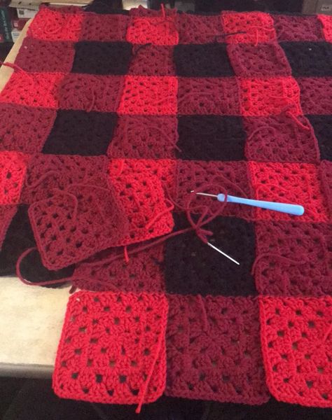 Granny Square Buffalo Plaid Afghan – Confessions of a Crochet Addict Plaid Crochet, Knit Projects, Granny Square Afghan, Crochet Quilt, Afghan Crochet, Crochet Animal, Haken Baby, Animal Patterns, Afghan Pattern