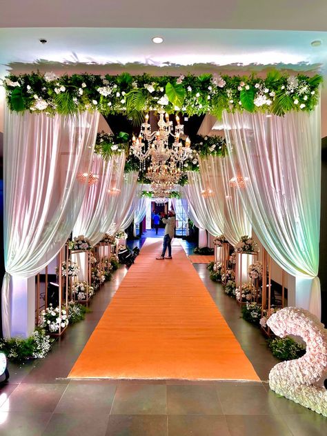 Wedding Walkway, Wedding Gate, Reception Stage, Reception Stage Decor, Cocktail Wedding Reception, Wedding Entrance Decor, Stage Decor, Ganpati Decoration Design, Wedding Photoshoot Poses