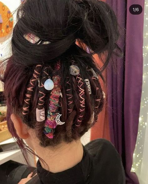 Boho Hippy Hairstyles, Hair Wraps Thread Short Hair, Half Dreaded Hair Short, One Dreadlock In Hair, Partial Dreads Short Hair, Cute Dreadlocks Hairstyles, Cute Hair Wraps, Half Head Dreadlocks, Cute Hippie Hairstyles