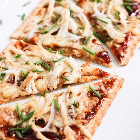 This easy and delicious BBQ chicken flatbread is made with 4 simple ingredients and ready in about 10 minutes! Bbq Chicken Flatbread Pizza, Carrots Cookies, Chicken Flatbread Recipes, Buffalo Chicken Flatbread, Bbq Chicken Flatbread, Chicken Flatbread Pizza, Yakitori Chicken, Dips And Spreads, Easy Bbq Chicken